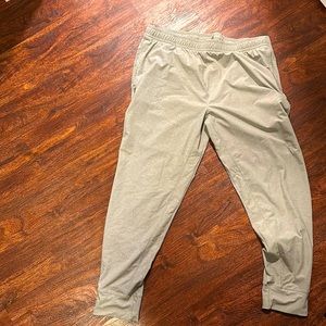 Rhone light grey men’s jogger. Size xl